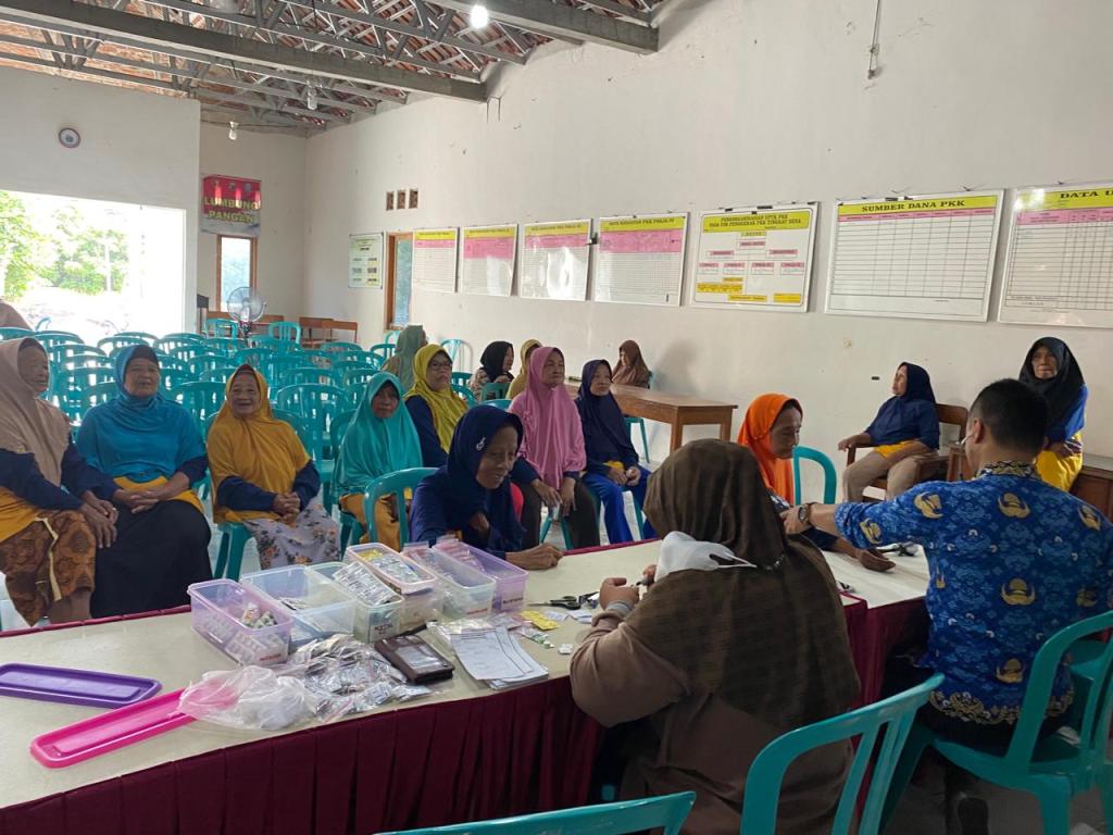 Program Posyandu Lansia JALANBRO (Jemput Antar Lansia Beresiko) Menjadi Program Andalan Desa&nbsp;Bukur