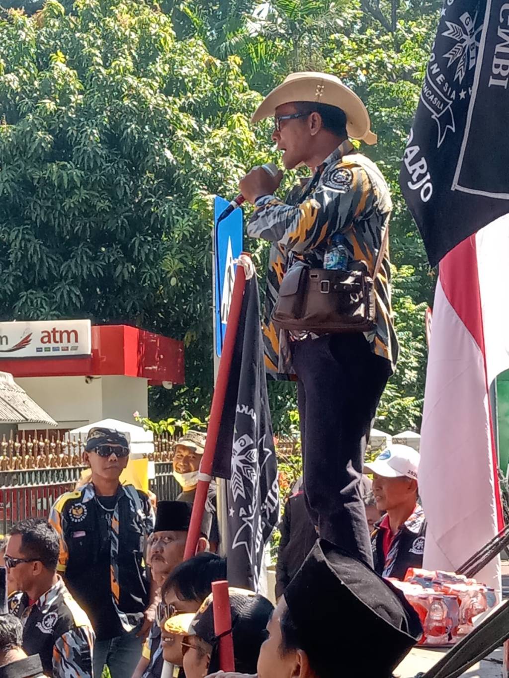 Aksi Unras LSM GMBI Dampingi Masyarakat Desa Kletek, Pungli Oknum Kades