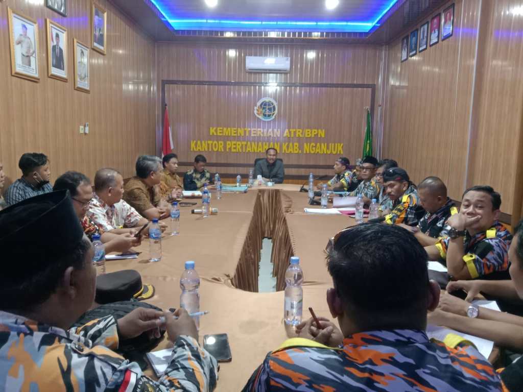 LSM GMBI Wilter Jatim Bersama Perwakilan Pengurus Distrik se-Jawa Timur Lakukan Aksi Damai di Kantor BPN Nganjuk