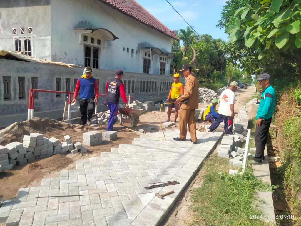 Pemdes Lebak Ayu Gunakan Anggaran Dana Desa Untuk Membangun Proyek Paving Jalan
