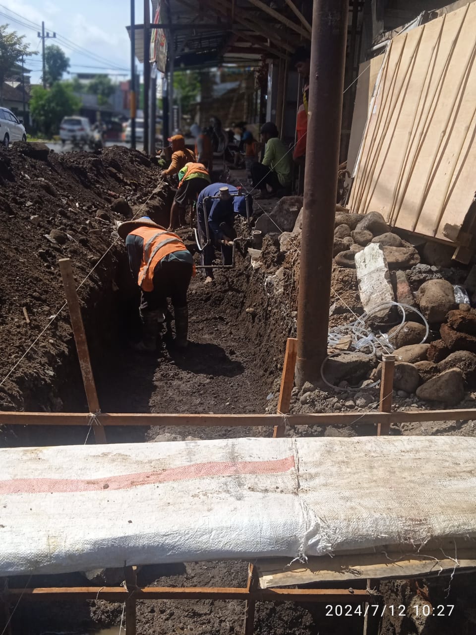 Diduga Proyek Siluman Tanpa Papan Nama, Terjadi Di Dusun Genteng Wetan Kecamatan Genteng