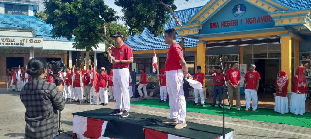 Menebar Benih Nasionalisme, Wakil Bupati Ngawi dan Kepala Sekolah SMAN 1 Ngambek Duet&nbsp;Puisi