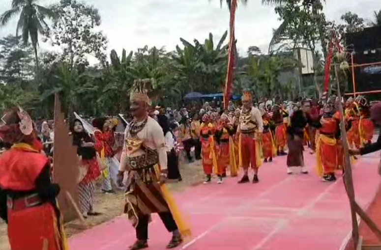 SDN 1 Karangrejo Kecamatan Kromengan Tampilkan Asal Usul Tari Sabrang Dalam Pawai Karnaval&nbsp;2024