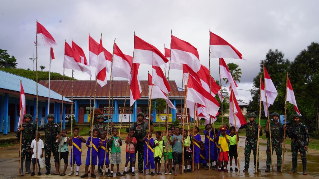 Sinergitas Satgas Pamtas RI-PNG Mobile Yonif 501/BY Bersama Masyarakat Peringati HUT RI ke-79 di Tanah Maybrat, Papua&nbsp;Barat